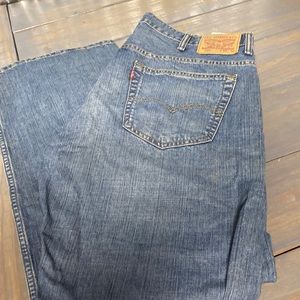 Mens Levi jeans size 38/32. Has discoloration and distressing on pant legs